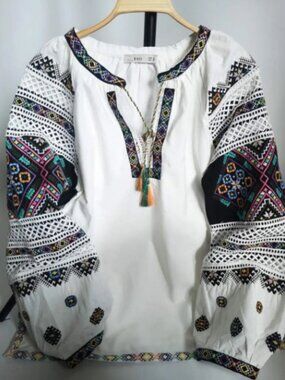 Elegant Embroidered Linen White  Blouse – Size Large